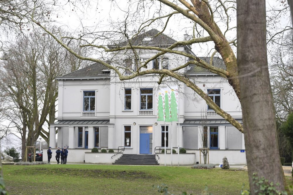 Polizisten vor dem Rathaus von Zaventem