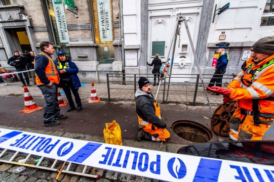 Nach spektakulärem Banküberfall auf eine Filiale der BNP Paribas Fortis in Antwerpen: Ermittler vor Ort