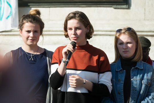 Anuna De Wever bei der Klimademo in Paris