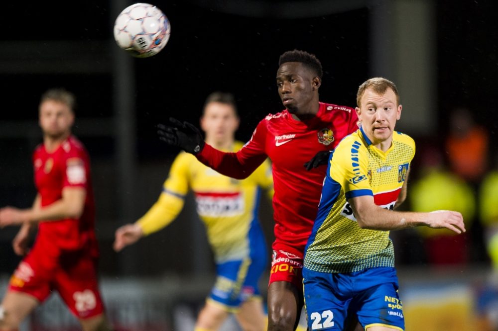 Banou Diawara (Tubize) und Christian Brüls (Westerlo)