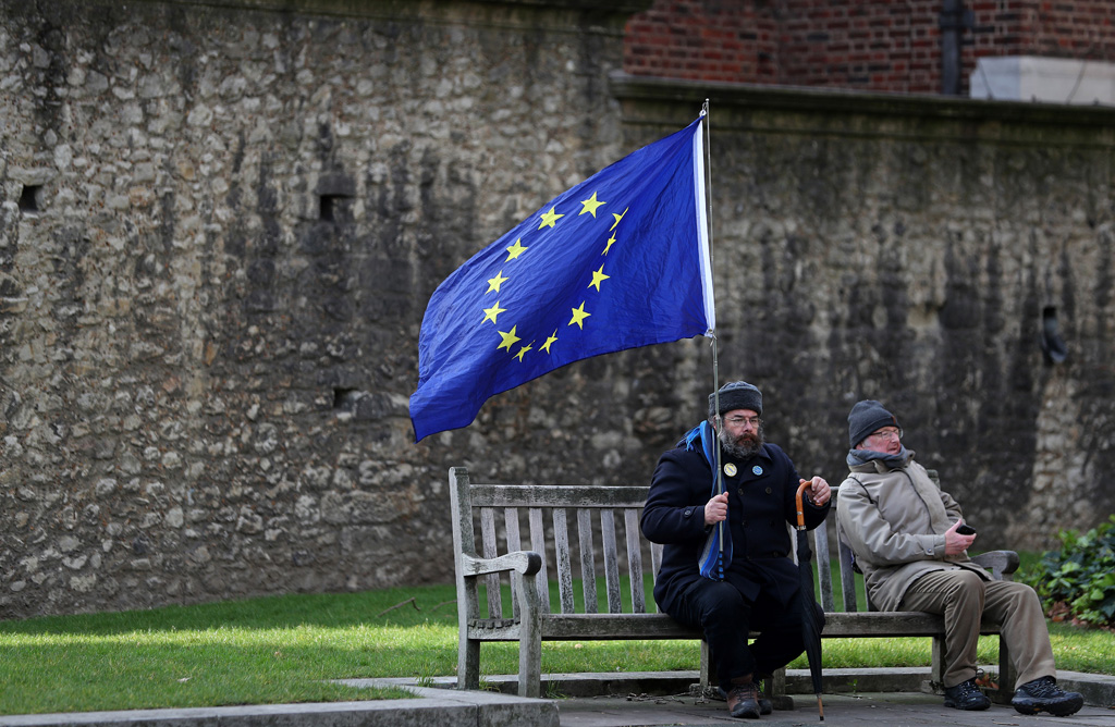 Brite mit EU-Flagge nahe des britischen Parlaments in London (Bild: Daniel Leal-Olivas/AFP)
