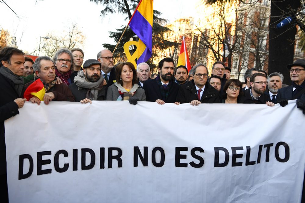 Demonstranten vor dem Gericht in Madrid, darunter auch Regionalpräsident Quim Torra und Parlamentssprecher Roger Torrent