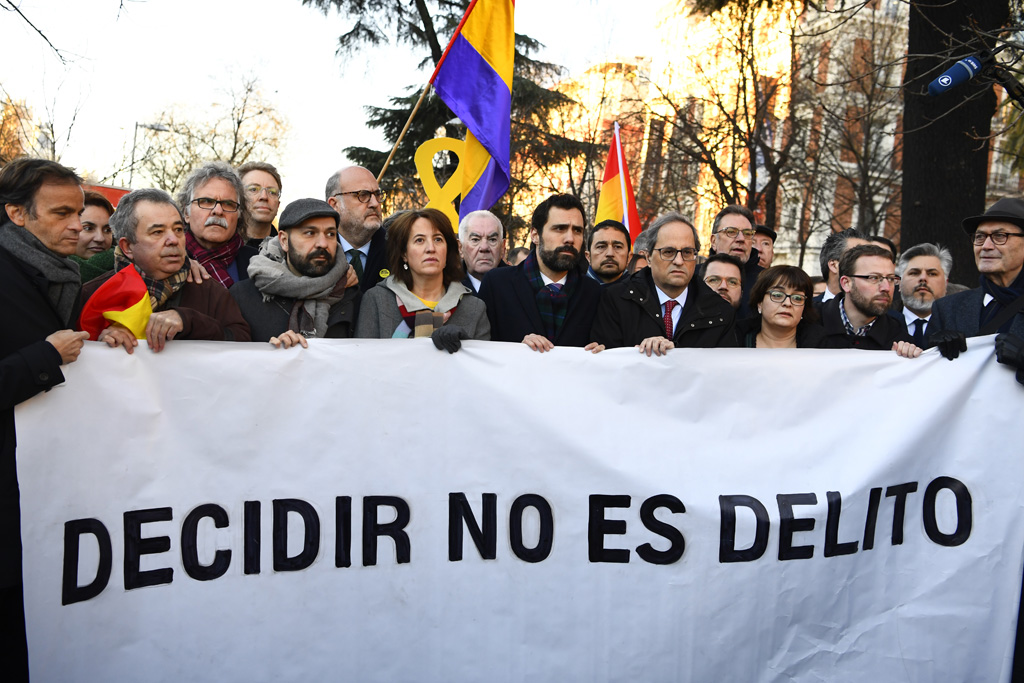 Demonstranten vor dem Gericht in Madrid, darunter auch Regionalpräsident Quim Torra und Parlamentssprecher Roger Torrent