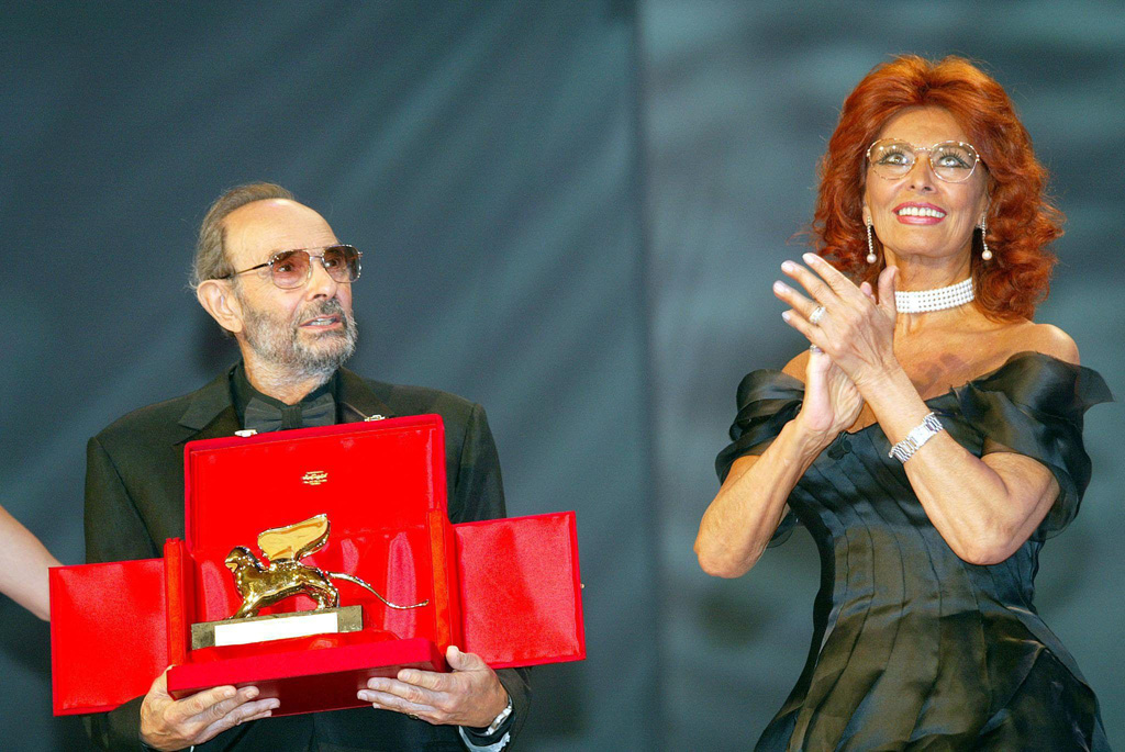 Stanley Donen mit Sophia Loren beim Filmfestival von Venedig 2004. Donen erhielt den Goldenen Löwen für sein Lebenswerk (Bild: Claudio Onorati/EPA)