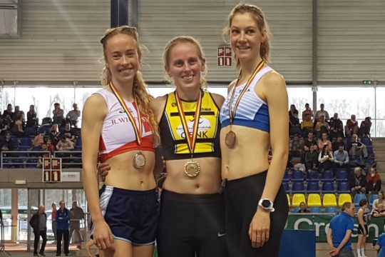 Mathilde Deswaef, Siegerin Anne Schreurs und Eléa Henrard (Bild: Christophe Ramjoie/BRF)