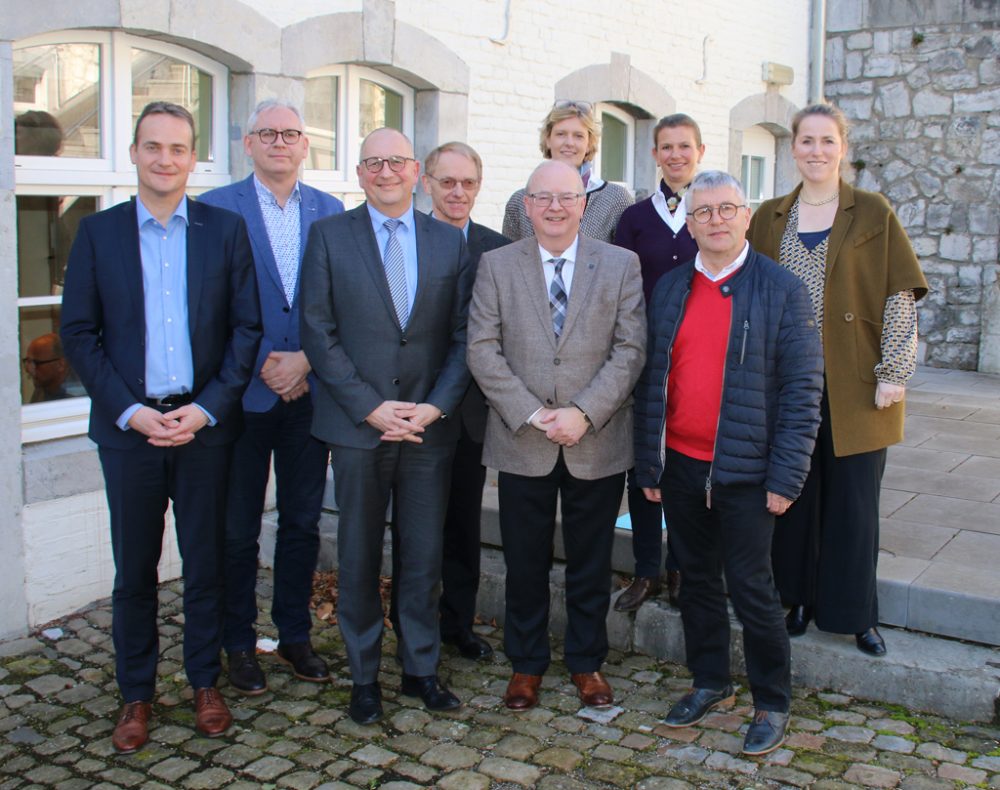 Fachkräftebündnis Ostbelgien (v.l.n.r.): Ministerpräsident Oliver Paasch, Roger Kniebs (WSR), Volker Klinges (IHK), Prof. Dr. Franz Palm (WFG), Robert Nelles (Arbeitsamt), Nathalie Klinkenberg (WFG), Dr. Verena Greten (IAWM), Ewald Gangolf (IAWM) und Vize-Ministerpräsidentin Isabelle Weykmans (Bild: DG-Ministerium)