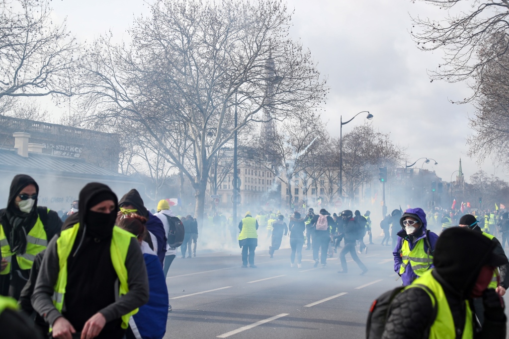 Gilets Jaunes demonstrieren erneut in Paris - sogar im Tränengas