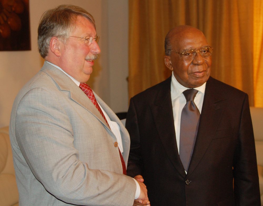 Antoine Gizenga 2007 mit dem damaligen belgischen Verteidigungsminister André Flahaut (Bild: Gerard Gaudin/Belga)