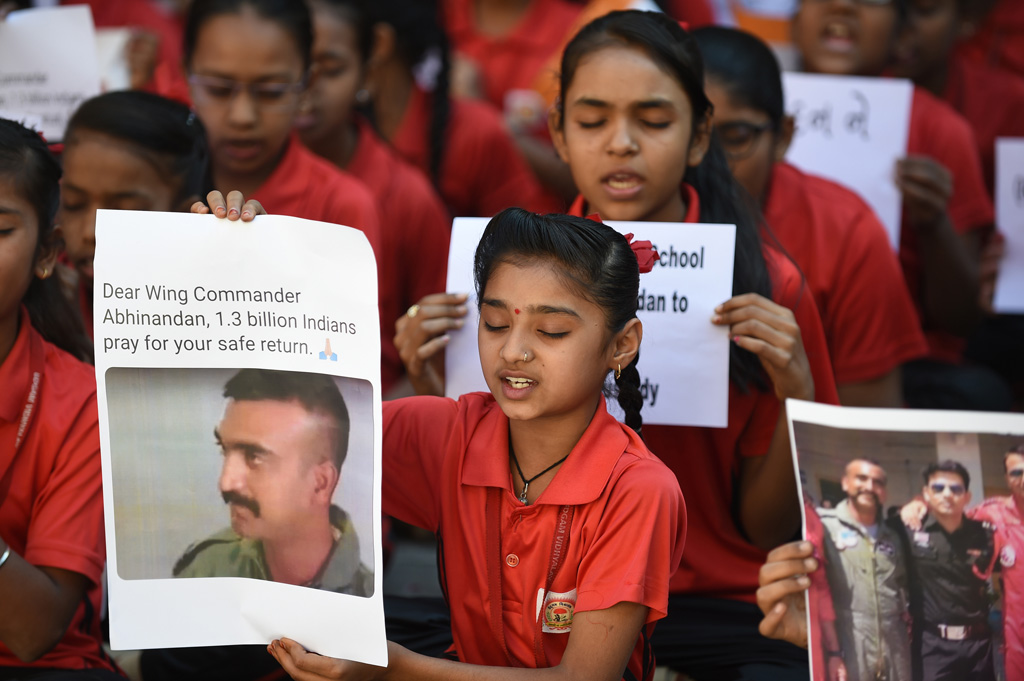 Indische Schüler beten für den festgesetzten Piloten (Bild: Sam Panthaky/AFP)