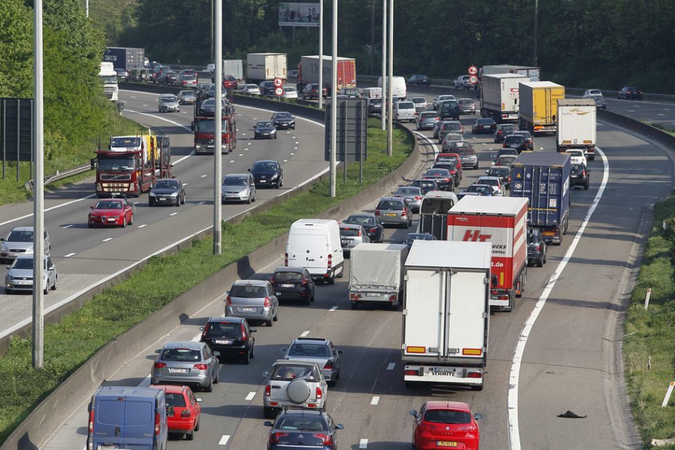 Autos und LKW auf dem Brüsseler Ring (Bild: Bruno Fahy/Belga)