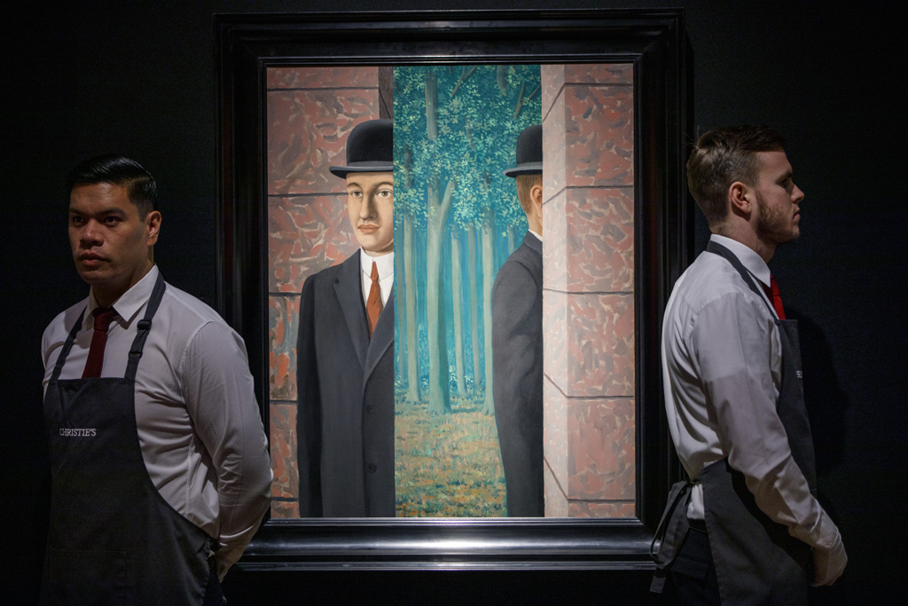 Das Magritte-Gemälde "Le lieu commun" wechselte für rund 21 Millionen Euro den Besitzer (Bild: Tolga Akmen/AFP)