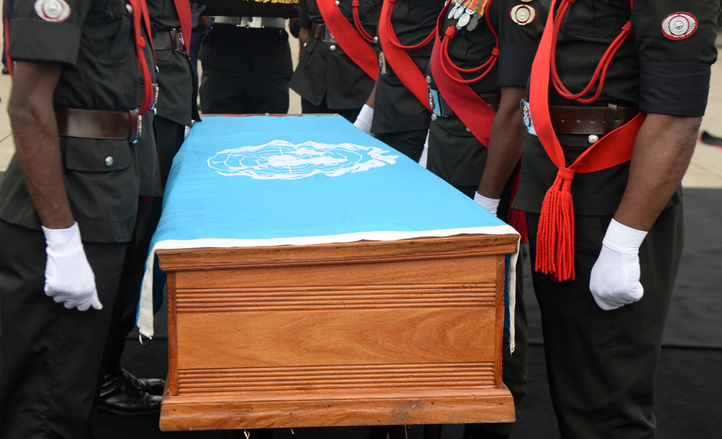 Sarg eines Blauhelm-Soldaten aus Sri Lanka, der in Mali getötet wurde