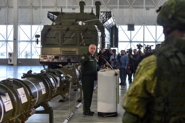 Das russische Verteidigungsministerium zeigt den Marschflugkörper 9M729 in Moskau
