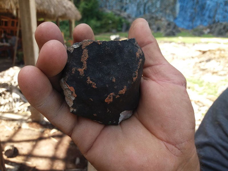 Teil des Meteoriten, gefunden in in Vinalez (Bild: Fatima Rivero/TelePinar/AFP)