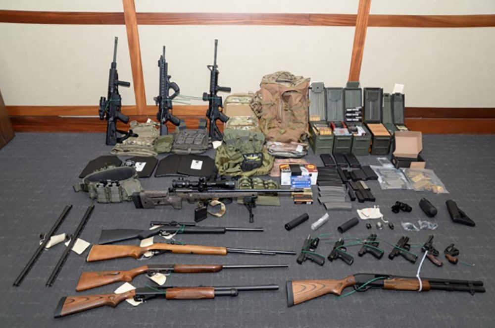 Waffen und Munition des verhafteten Offiziers aus Silver Spring (Maryland) - Bild: AFP