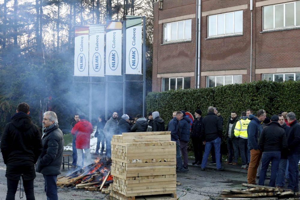 Das Personal blockiert den Zugang zum Stahlwerk NLMK in Clabecq