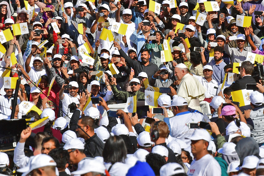 Massenandrang bei erster Papst-Messe auf Arabischer Halbinsel