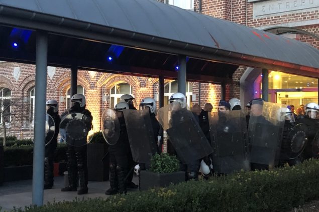 Polizei bei den Protesten gegen Francken in Verviers