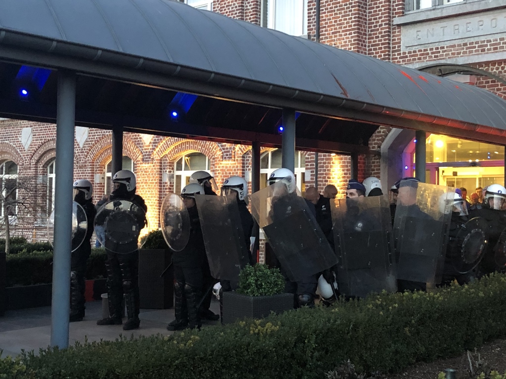 Polizei bei den Protesten gegen Francken in Verviers