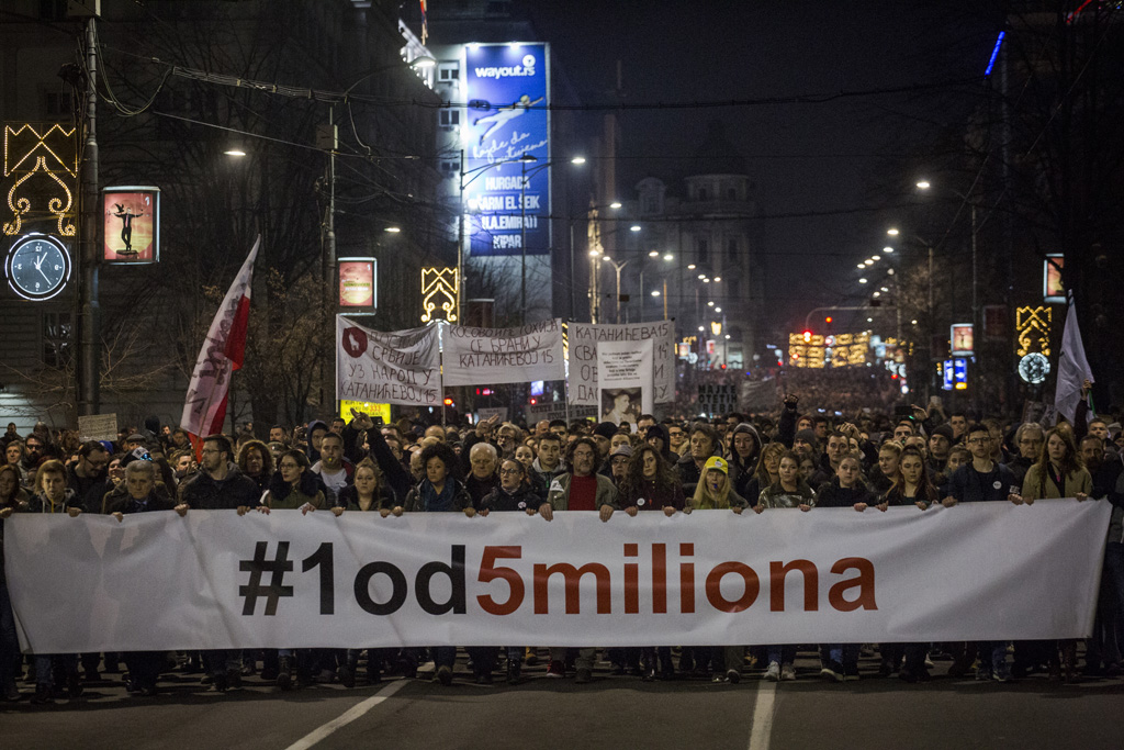 Proteste gegen Regierung in Serbien (Bild: Vladimir Zivojinovic/AFP)