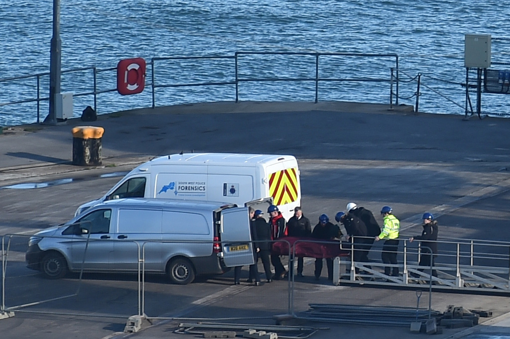Ermittler bringen eine Leiche von Bord der Geo Ocean III im Hafen von Weymouth (Bild: Glyn Kirk/AFP)