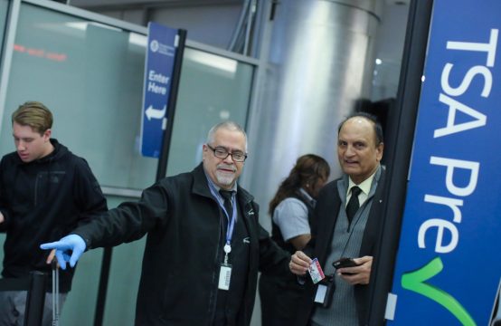 Sicherheitsscreening am New Yorker Flughafen La Guardia (Bild: Kena Betancur/ AFP)
