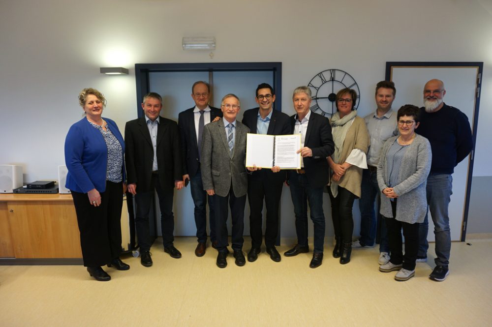 Vertreter der VoG Klinik St. Josef und von Vivias mit dem Minister und den Eifeler Bürgermeistern (Bild: Stephan Pesch/BRF)