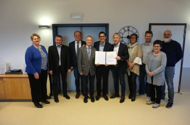 Vertreter der VoG Klinik St. Josef und von Vivias mit dem Minister und den Eifeler Bürgermeistern (Bild: Stephan Pesch/BRF)