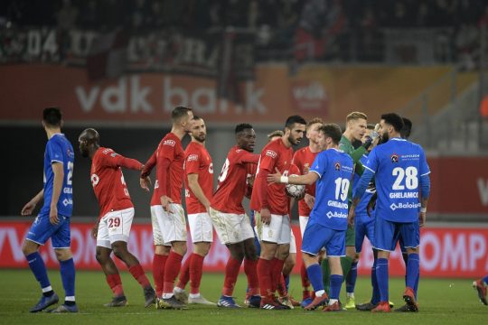 Die Spieler von Standard Lüttich und AA Gent nach dem Spiel