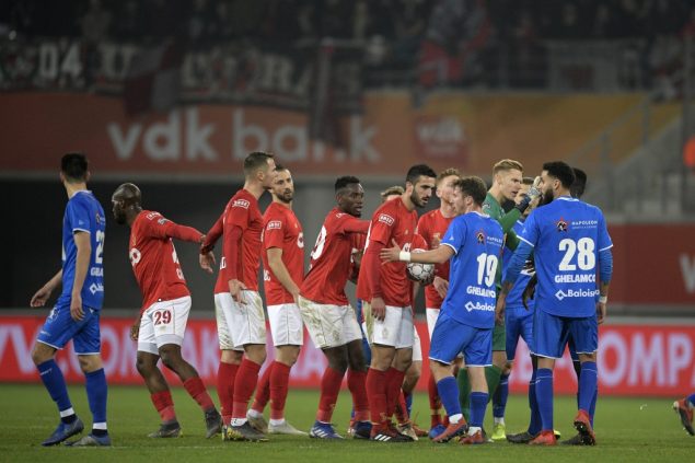 Erste Fussballdivision Standard Verliert 1 2 Gegen Aa Gent