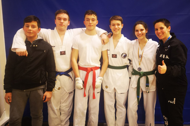 Anita Weynand mit ihren Taekwondo-Schülern (Bild: privat)
