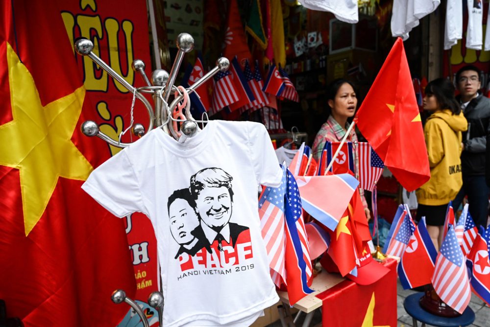 Passend zum Gipfeltreffen in Hanoi: Vietnamesischer Händler verkauft T-Shirts mit Aufdruck von Kim und Trump (Bild: Ye Aung Thu/AFP)