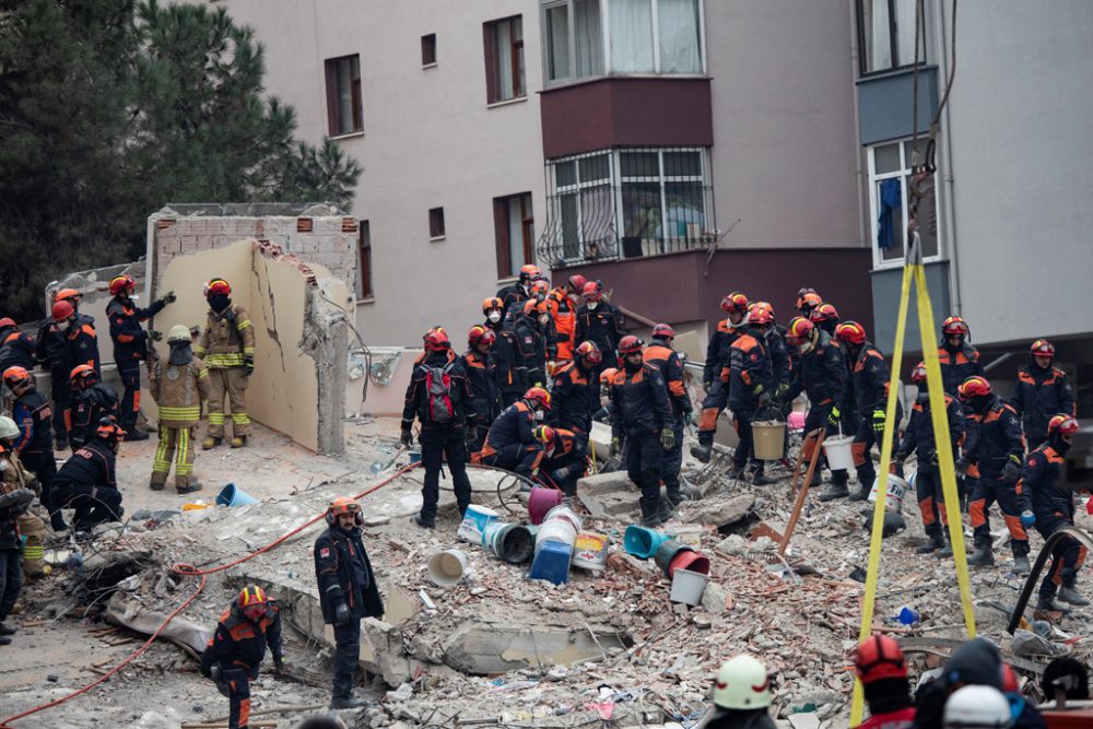 Hauseinsturz in Istanbul (Bild: Yasin Akgul/AFP)