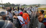 Auseinandersetzung zwischen Venezolanern und Streitkräften an der Grenze zu Kolumbien am 23. Februar 2019 (Bild: Schneyder Mendoza/AFP)