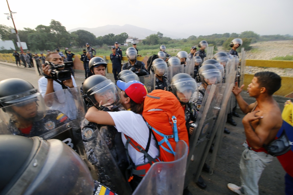 Auseinandersetzung zwischen Venezolanern und Streitkräften an der Grenze zu Kolumbien am 23. Februar 2019 (Bild: Schneyder Mendoza/AFP)