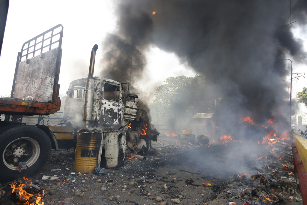 Auf einer Brücke an der kolumbianisch-venezolanischen Grenze wurden die LKW mit Hilfsgütern in Brand gesteckt