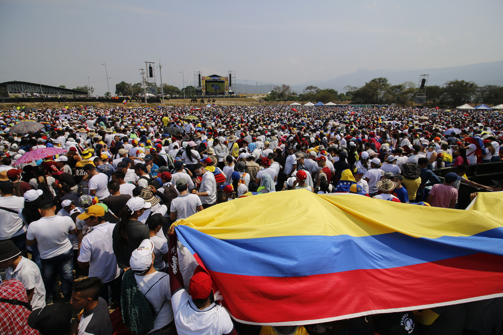 Tausende Menschen beim Solidaritätskonzert an Venezuelas Grenze