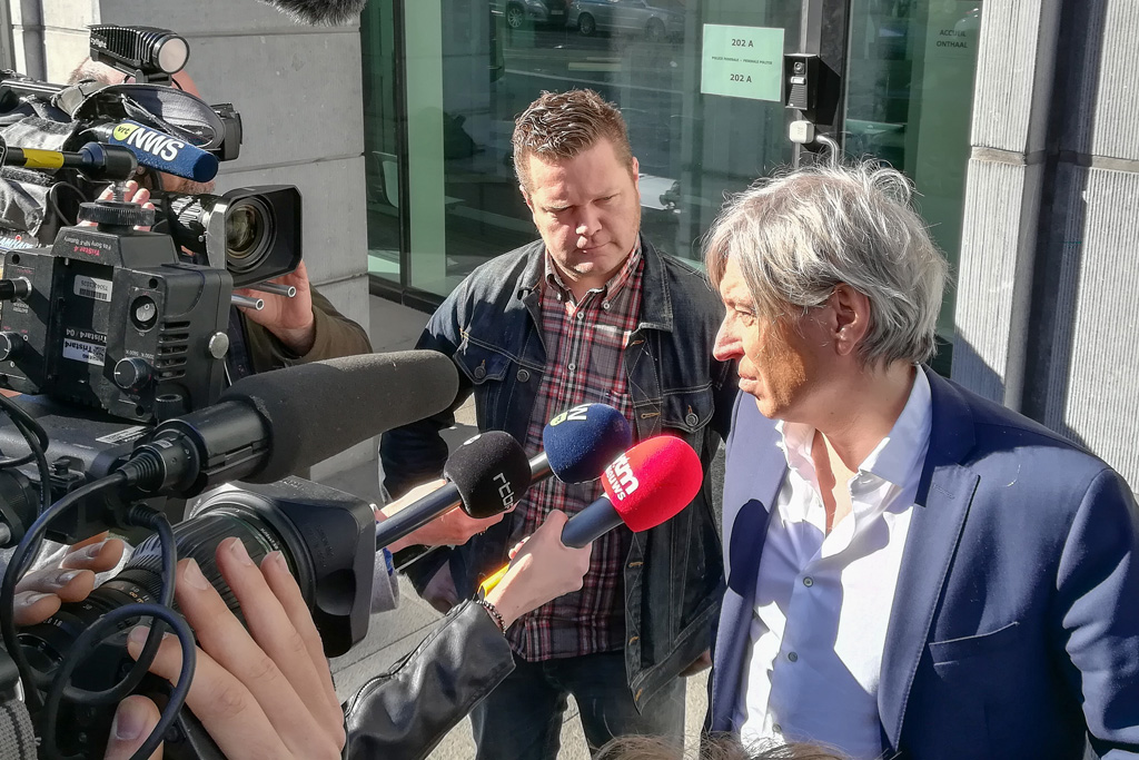 Kris Verduyn und Anwalt Walter Van Steenbrugge nach der Anhörung in Brüssel (Bild: Anthony Gevaert/Belga)