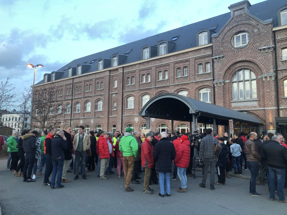 Rund 200 Menschen demonstrieren in Verviers gegen Francken