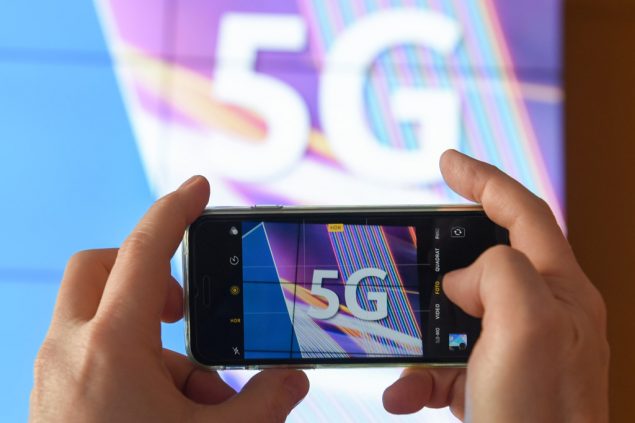 "5G"-Inschrift auf einem Smartphone