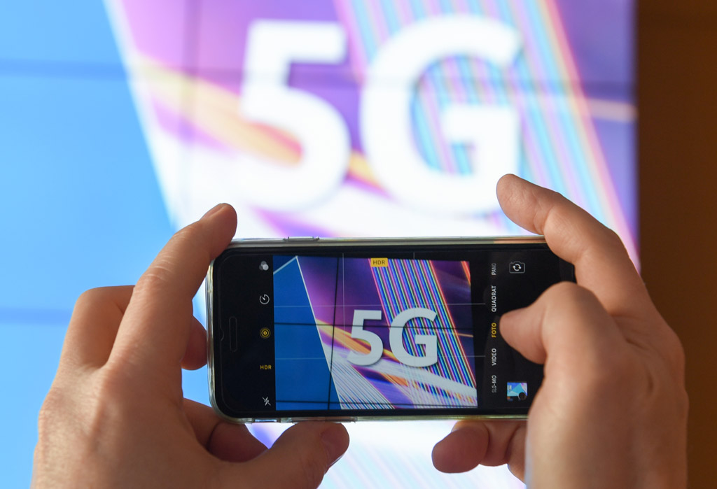 "5G"-Inschrift auf einem Smartphone (Illustrationsbild: Arne Dedert/AFP)