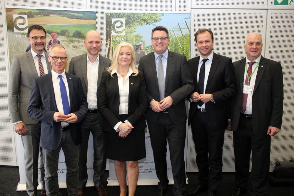 Im Beisein von Klaus Schäfer (r.), Geschäftsführer der Eifel Tourismus GmbH, und dem Aufsichtsratsvorsitzenden Heinz-Peter Thiel (l.) stellten Karl-Heinz Hermanns (v.l.), Jorma Klauss, Margareta Ritter, Tim Grüttemeier und Robert Voigtsberger die radtouristischen Pläne in der Städteregion Aachen vor. (Foto: Thomas Schmitz/pp/Agentur ProfiPress)