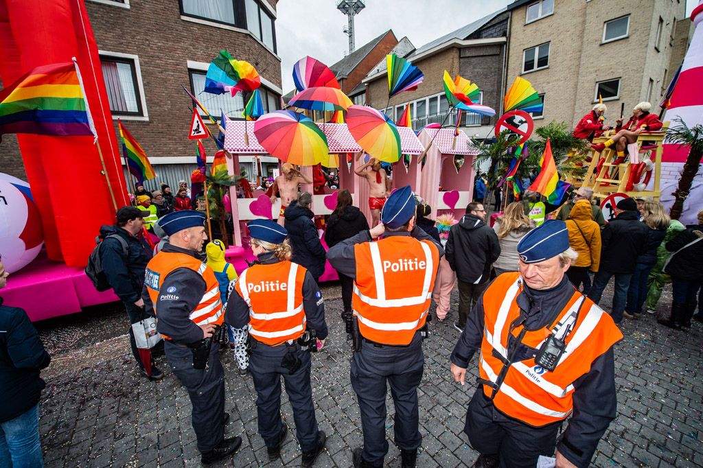 Polizisten beim Karnevalszug in Aalst (Bild: Jonas Roossens/Belga)