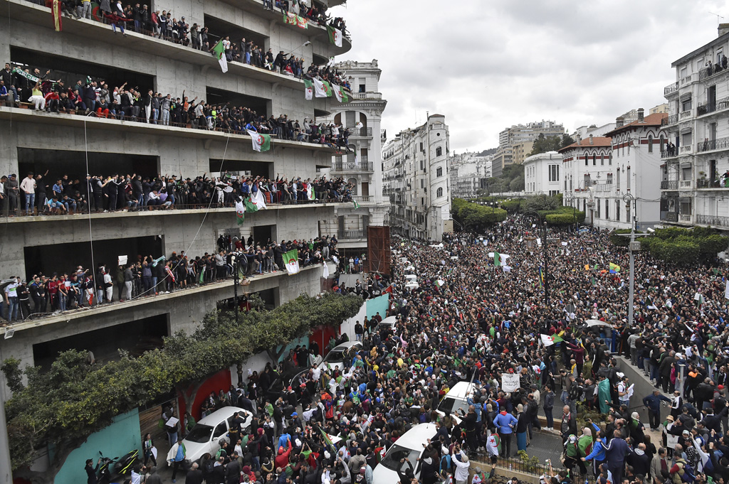Proteste gegen Bouteflika in Algier (Bild: Ryad Kramdi/AFP)