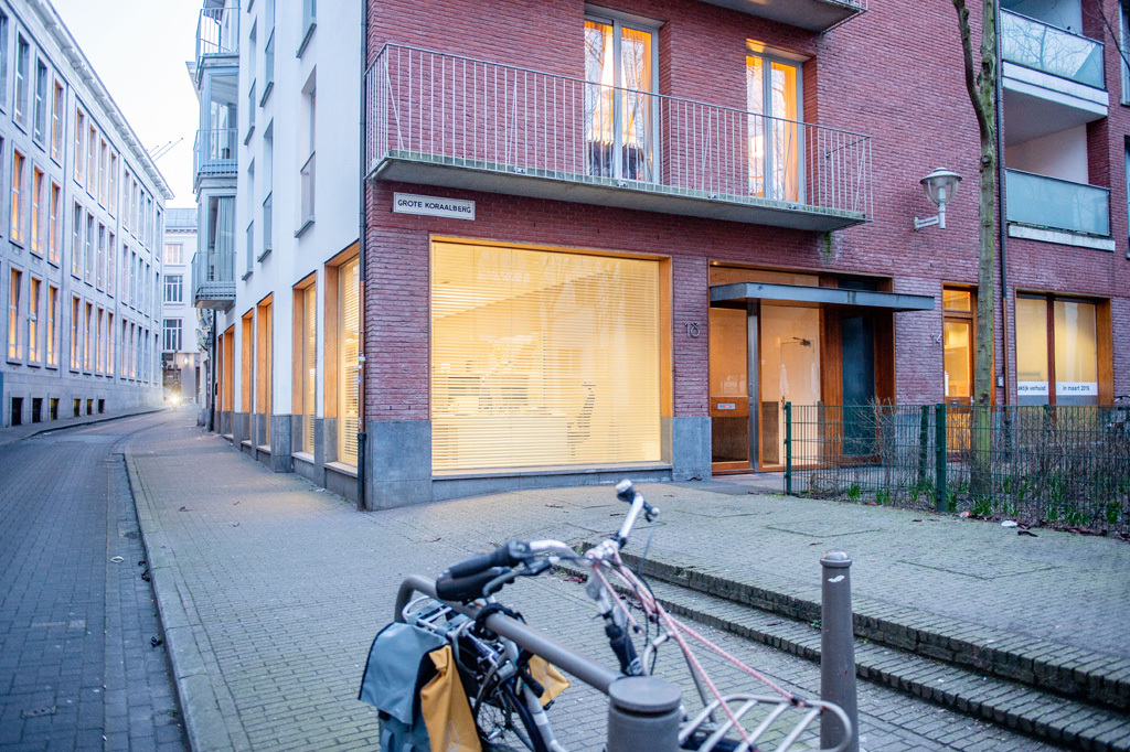 In diesem Appartement-Gebäude wurde der Säugling entdeckt (Bild: Jonas Roosens/Belga)