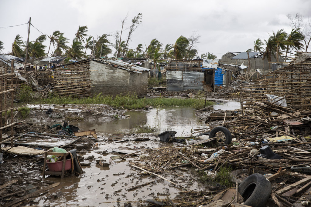 Nach Zyklon "Idai": Überschwemmungswasser bedeckt den Boden in der stark betroffenen Stadt Beira