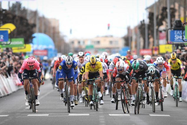 Sam Bennett (r.) gewinnt die dritte Etappe von Paris-Nizza (Bild: David Stockman/Belga)