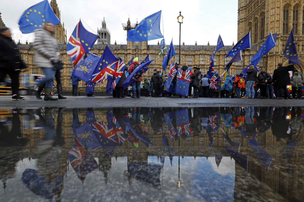 Demonstranten am 12.3. vor dem britischen Parlament in London (Bild: Tolga Akmen/AFP)