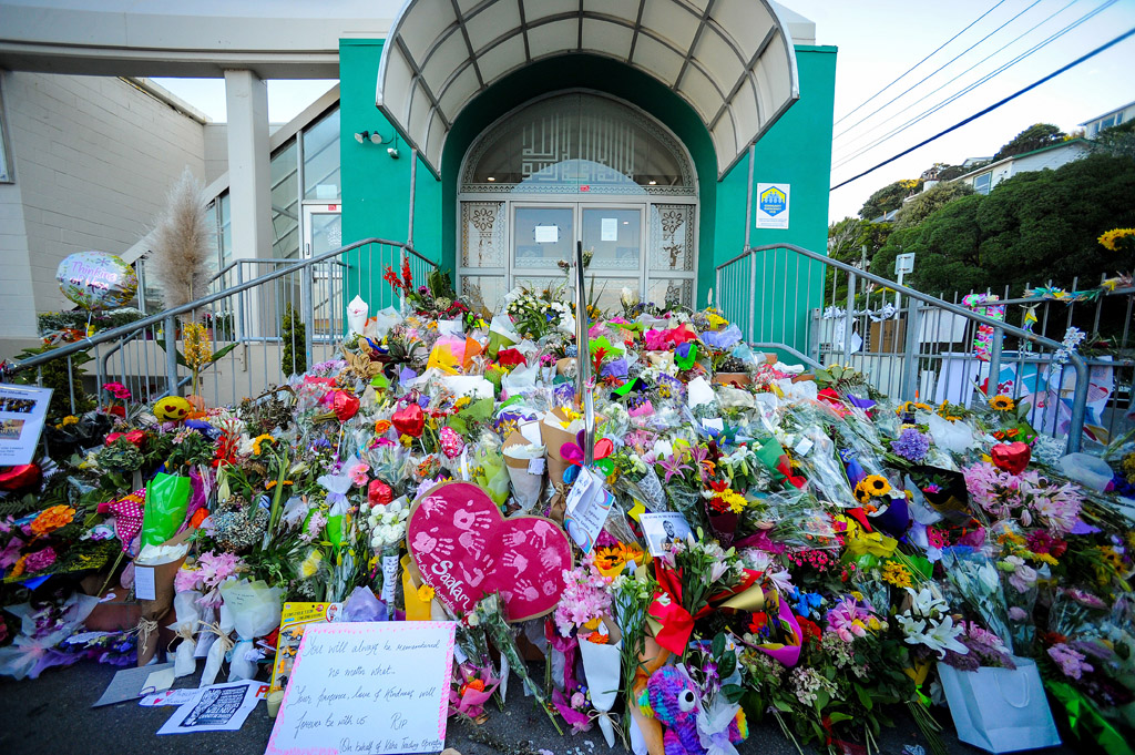 Blumenmeer vor der Moschee im neuseeländischen Christchurch (Bild: David Lintott/AFP)