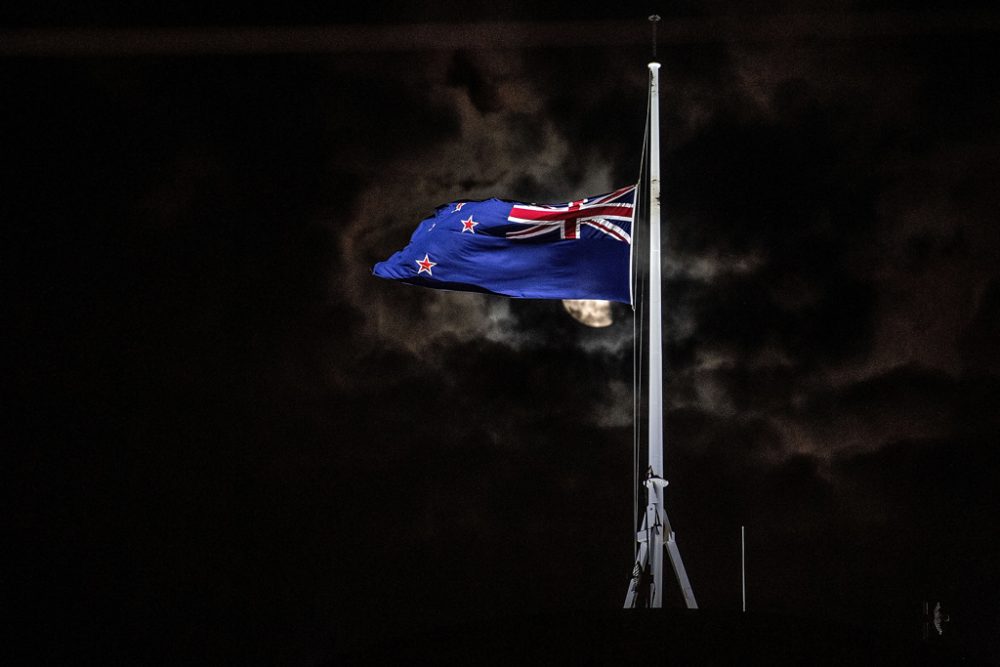 Trauer in Neuseeland nach dem Anschlag mit 49 Toten: Die Flagge am Parlament in Wellington weht auf Halbmast (Bild: Marty Melville/AFP)